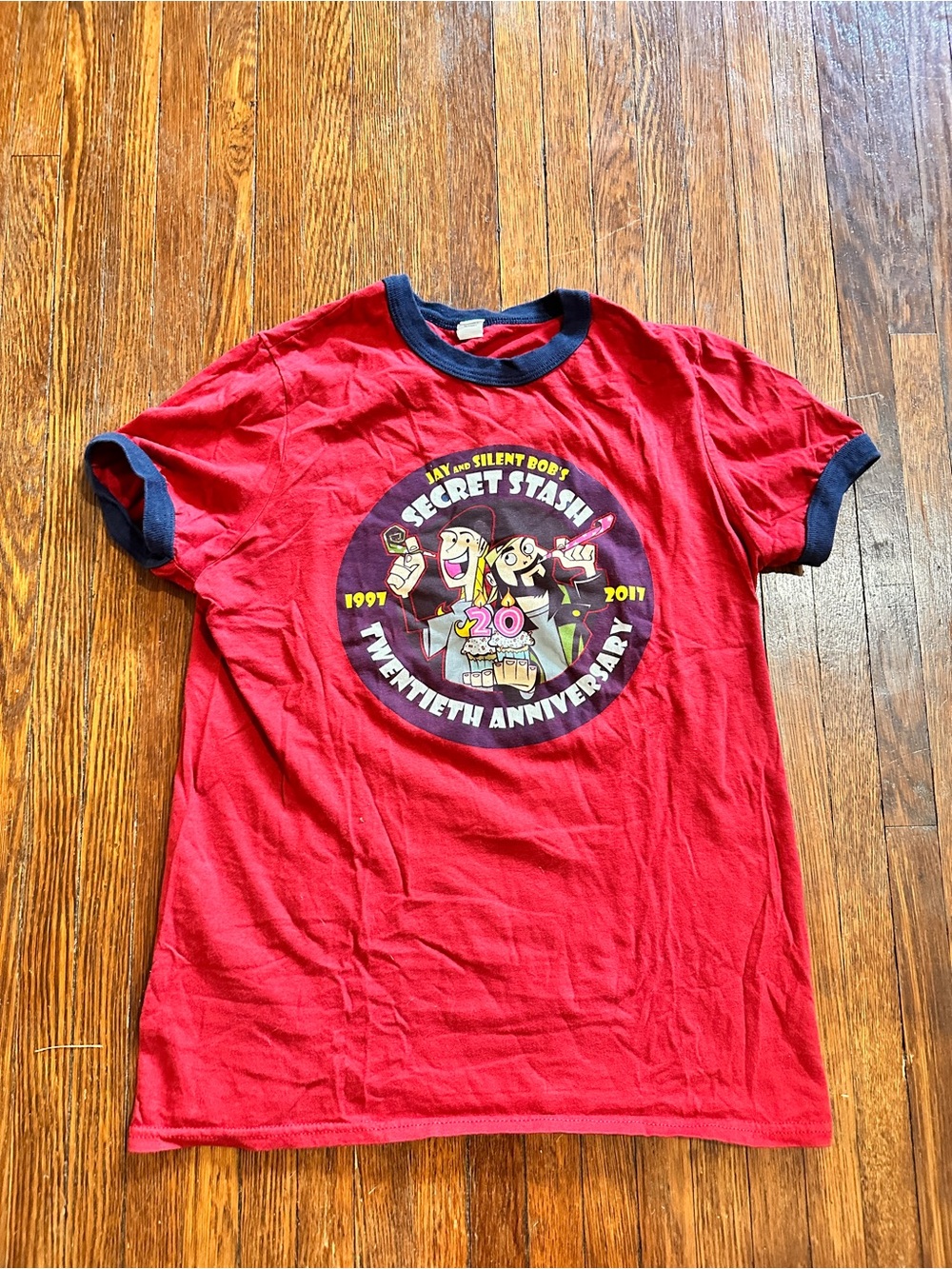 Small Jay and Silent Bob’s Secret Stash 20th Anniversary 2017 Red Shirt View 2